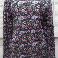 blusa floreada botones en cuello