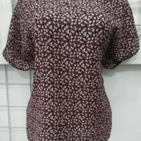 blusa florecitas rojas