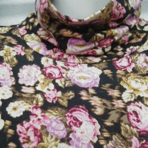 blusa negra cuello alto flores