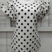 blusa blanca lunares negros
