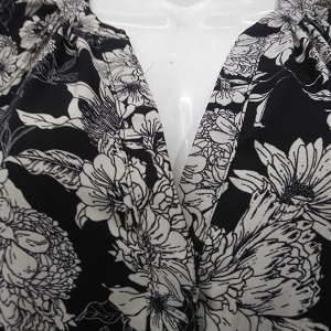 blusa negra flor blanca