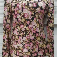 blusa negra cuello alto flores