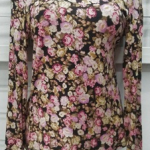 blusa negra cuello alto flores