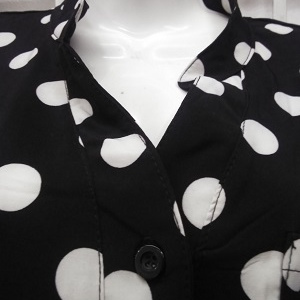 blusa negra lunares blancos