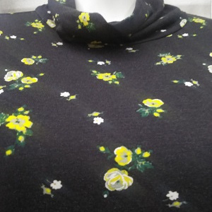 blusa negra florecitas amarillas