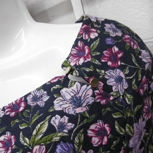 blusa floreada botones en cuello