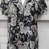 blusa negra flor blanca
