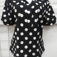 blusa negra lunares blancos