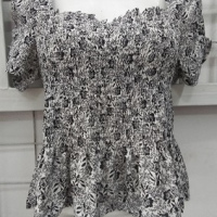 blusa blanca florecitas negras