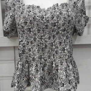blusa blanca florecitas negras