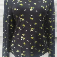blusa negra florecitas amarillas