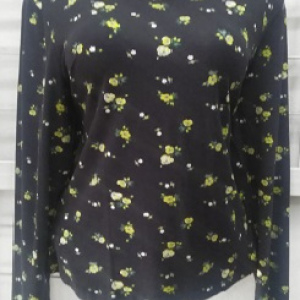 blusa negra florecitas amarillas